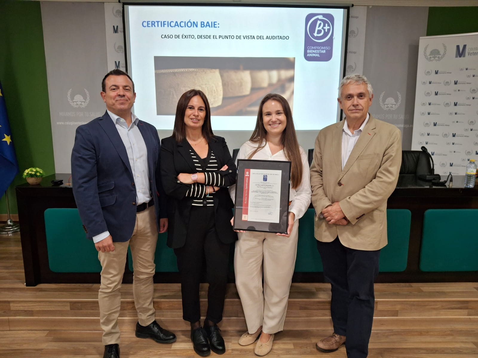 Garcia baquero recibiendo el certificado